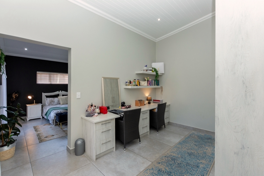 5 Bedroom Property for Sale in Myburgh Park Western Cape